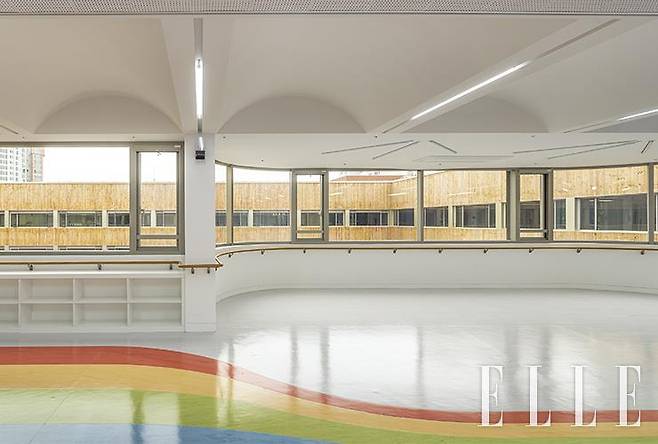 일반 학교의 2배 정도로 넓은 폭(약 4.5m)의 복도.