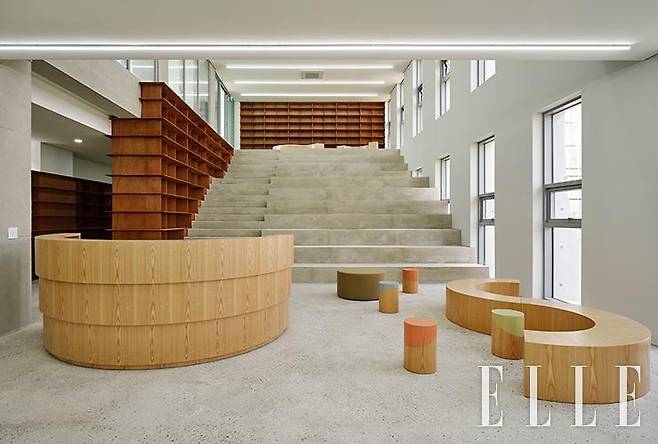 도서는 계단식 서가 한 편에 수납하고, 학생들이 앉아 시간을 보낼 수 있는 계단이 중앙부에 놓였다.