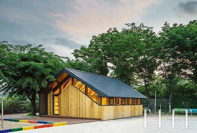 용암초등학교 본관과 떨어진 외부 공간에 자리 잡은 숲 속 공방. 주변과 단절되어온 학교 건축의 틀을 깨고 지역 주민과 소통하는 장소다.