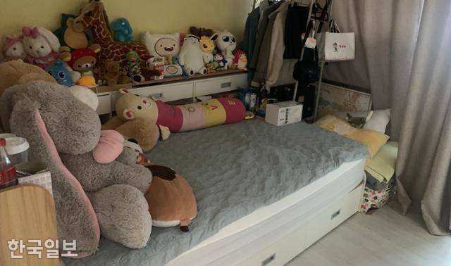 성폭행 피해에도 이름과 번호를 바꾸며 삶의 의지를 드러냈지만 가해자 선고 직전 또래 학생들의 '사이버 불링'(Cyber Bullying·온라인에서 특정인 대상 집단적·지속적·반복적 모욕·따돌림·협박 행위)과 오프라인에서의 2차 가해로 극단적 선택을 한 혜린이(가명·16)의 방. 김영훈 기자