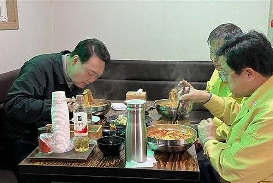 15일 윤석열 당선인이 동해안 산불현장 소방관과 산불진압팀에게 무료식사를 제공한 한 중식당을 찾아 관계자들과 짬뽕으로 식사를 하고있다. 사진=윤석열 당선인 측 제공