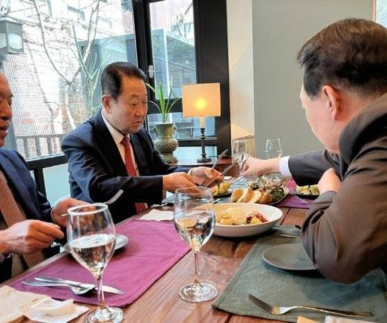 17일 윤석열 대통령 당선인이 서울 종로구 통의동 집무실 인근 이탈리안 식당에서 박주선 대통령 취임식 준비위원장에게 음식을 건네고 있다. 사진=윤석열 당선인 측 제공