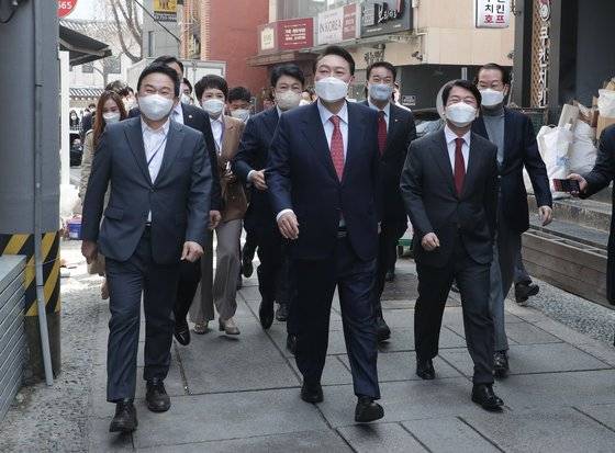 윤석열 대통령 당선인이 16일 오후 서울 종로구 통의동 집무실에서 점심 식사를 위해 안철수 인수위원장, 권영세 인수위 부위원장, 원희룡 기획위원장 등과 함께 식당으로 이동하고 있다. [국회사진기자단]