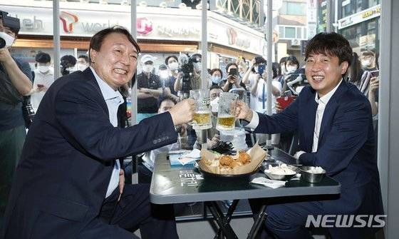 지난해 7월 25일 윤석열 당선인과 이준석 국민의힘 대표 서울 광진구 한 치킨집에서 회동을 하며 건배하고 있다. 뉴시스