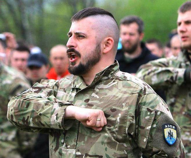 우크라이나 국가방위군 소속 특수부대인 아조프 연대. 사진 속 대원의 왼팔에 있는 아조프 연대 상징 문양은 나치 상징 문양과 흡사하다는 이유로 비판을 받아왔다. | 우크라이나 트위터 갈무리