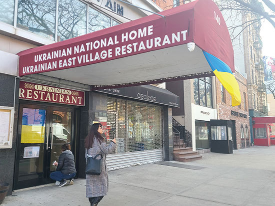 뉴욕 맨해튼 우크라이나인 마을에 있는 한 식당 앞에 우크라이나 국기가 걸려 있다. (박용범 특파원)