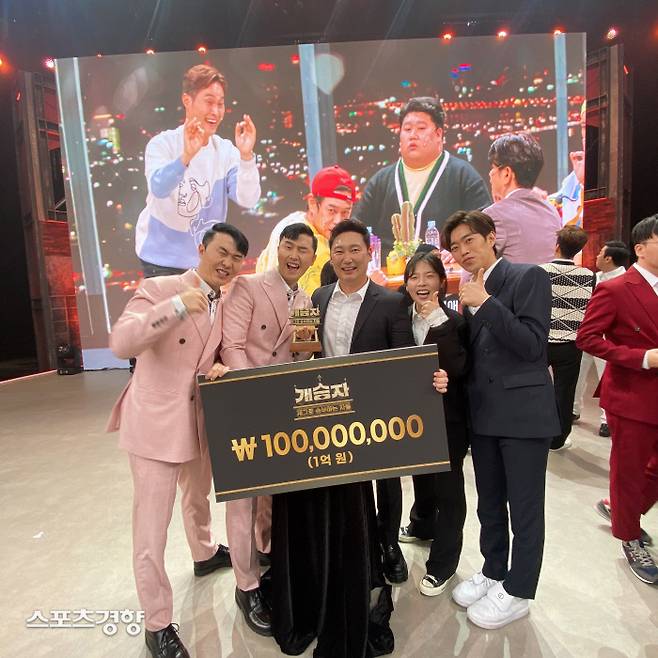 KBS2 코미디 서바이벌 ‘개승자’에서 첫 시즌 우승을 차지한 이승윤 팀의 멤버들이 파이널 경연에서 우승을 확정한 후 포즈를 취하고 있다. 왼쪽부터 이상민, 이상호, 이승윤, 홍나영, 심문규. 사진 이승윤, 이상호, 이상민, 홍나영, 심문규 제공