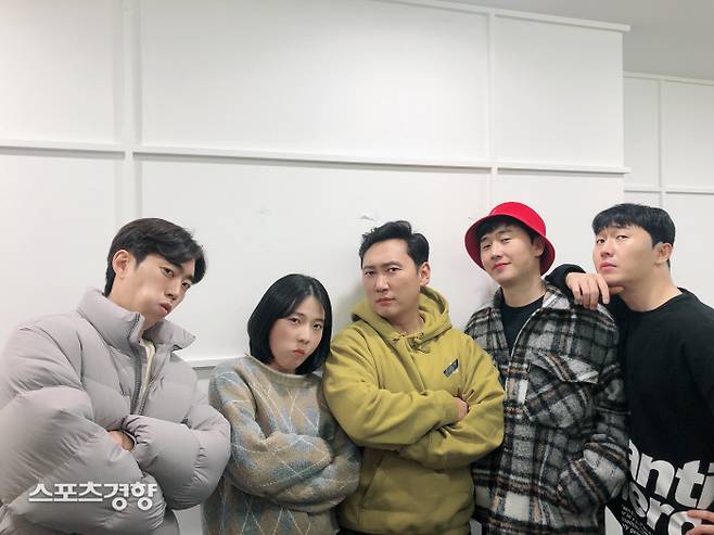 KBS2 코미디 서바이벌 ‘개승자’에서 첫 시즌 우승을 차지한 이승윤 팀의 멤버들. 왼쪽부터 심문규, 홍나영, 이승윤, 이상호, 이상민. 사진 이승윤, 이상호, 이상민, 홍나영, 심문규 제공