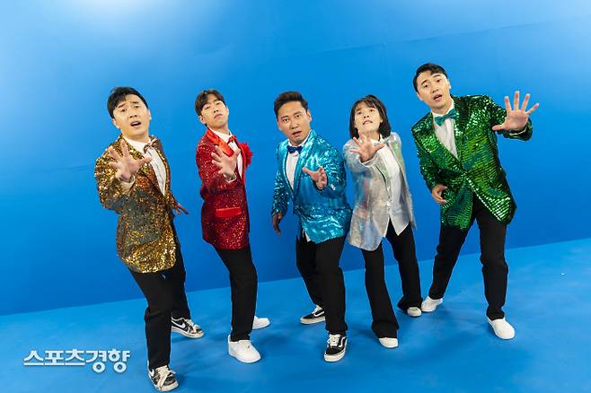 KBS2 코미디 서바이벌 ‘개승자’에서 첫 시즌 우승을 차지한 이승윤 팀의 멤버들. 왼쪽부터 이상호, 심문규, 이승윤, 홍나영, 이상민. 사진 이승윤, 이상호, 이상민, 홍나영, 심문규 제공