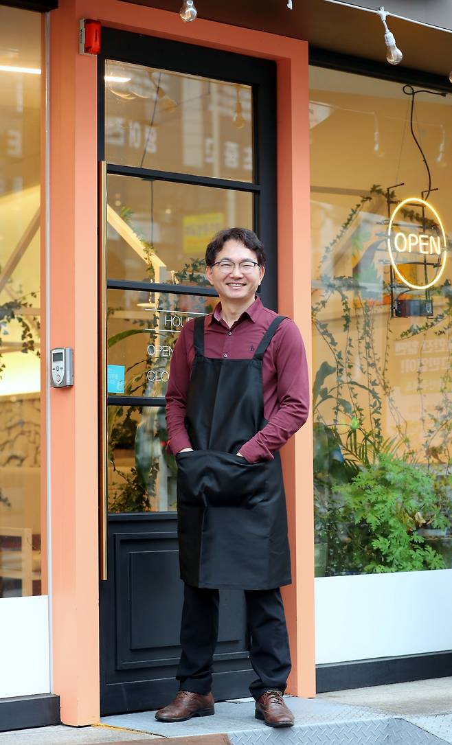 자신을 ‘커피 볶고 파스타 만드는 자영업자’라고 소개한 배훈천씨는 “좋아하는 커피 볶으면서 평범하게 사는 것보다 안온한 삶이 어딨겠냐”면서도 “작년부터 내 뜻과 다르게 얼굴 팔리고, 욕 얻어먹게 됐다. 이왕 그렇다면 좀 더 영향력 있는 일을 해야겠다는 생각도 하고 있다”고 했다. /김영근 기자