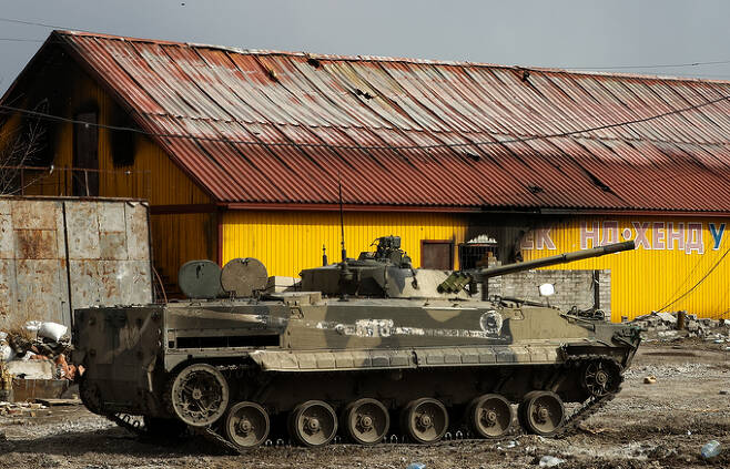 지난 17일 우크라이나 남부 마리우폴 외곽에 BMP-3 보병전투차가 파괴된 채 버려져 있다. TASS·연합뉴스