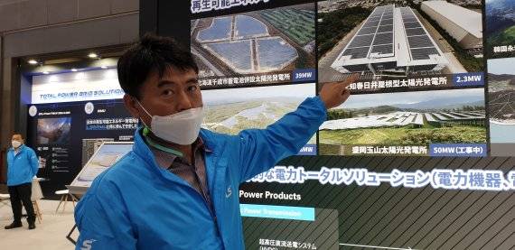 지난 18일 일본 도쿄 오다이바 도쿄 국제전시장(빅사이트) 제18회 스마트 에너지 위크 전시회에서 LS일렉트릭의 박태근 일본 법인 사장이 일본 현지 진출 상황에 대해 설명을 하고 있다. 사진=조은효 특파원