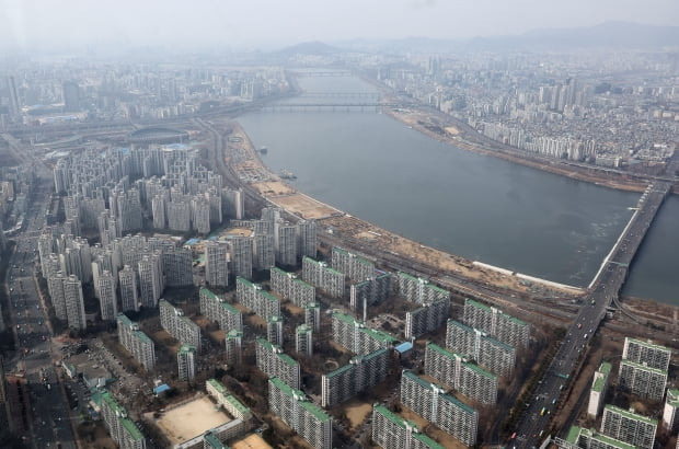 서울 송파구 롯데월드타워 전망대 '서울스카이'에서 바라본 아파트 모습. 사진=연합뉴스