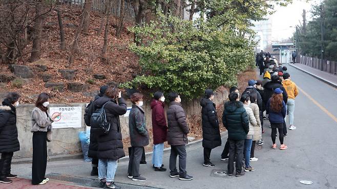 20대 대선일인 3월 9일 서울 강남구 삼성2동 제3투표소에서 유권자들이 투표 차례를 기다리며 서 있다. / 연합뉴스