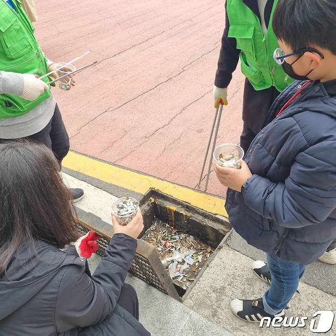 영도희망공동체 학생들이 20일 오후 영도 인근 지역에서 담배꽁초 수거 활동을 하고 있다.(영도희망공동체 제공)© 뉴스1