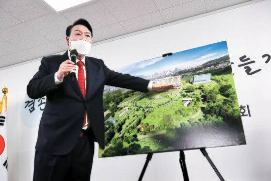 윤석열 대통령 당선인이 20일 서울 삼청동 인수위 사무실에서 기자회견을 열고 “대통령 집무실을 용산 국방부 청사로 이전하겠다”고 밝힌 뒤 조감도를 설명하고 있다. 또 “청와대는 임기 시작인 5월 10일에 개방하고 본관, 영빈관을 국민들의 품으로 돌려드리겠다”고 밝혔다. [연합뉴스]