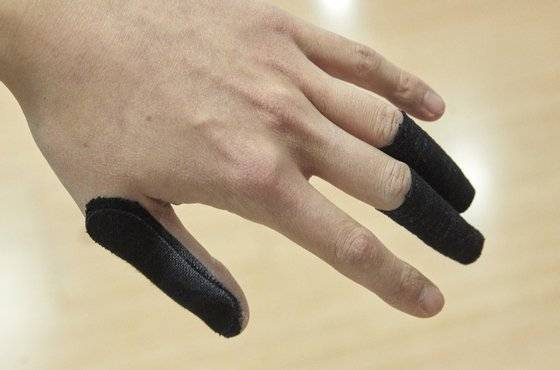 무거운 볼링공의 무게를 감당하는 손가락을 보호하기 위해 착용하는 뮬러.