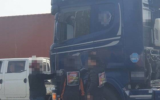 화물연대 소속 조합원들이 충남 금산군 소재 한국타이어 금산공장 앞에서 타이어를 운송중인 비노조원의 트레일러를 가로막고 있다. [사진 독자]