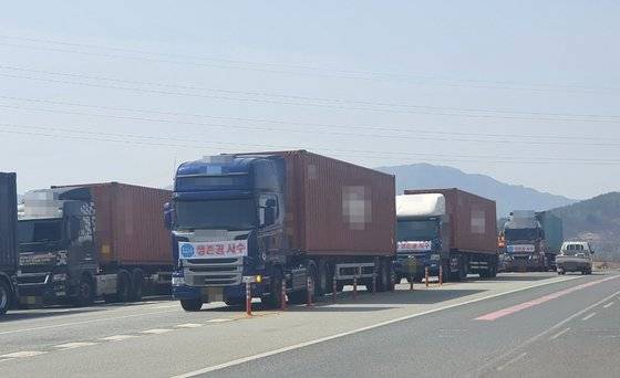 화물연대 소속 조합원들이 충남 금산군 한국타이어 금산공장 앞에서 비노조원의 운송을 반대하며 시위를 벌이고 있다. [사진 독자]