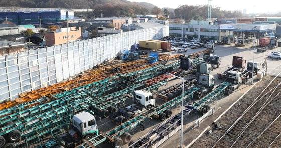 지난해 11월 25일 화물연대가 안전 운임 일몰제 폐지 등을 요구하며 사흘간 총파업에 돌입한 뒤 경기도 의왕시 내륙컨테이너기지(ICD)에 화물트럭이 정차해 있다. 연합뉴스