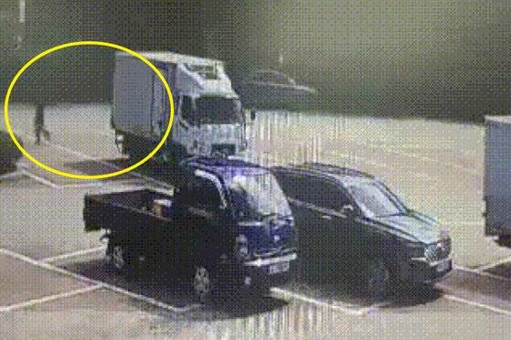 지난ㅎ 10월 전남 함평 무안광주고속도로 광주~무안 방향 함평나비휴게소에서 한 남성이 파리바게뜨 배송 대체 기사의 화물차 연료 공급선을 절단한 뒤 도주하는 장면. [사진 전남경찰청]