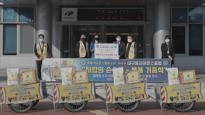 대구 북구청은 가난한 노인들에게 ‘폐지 잘 주우라’며 리어카를 전달했다.