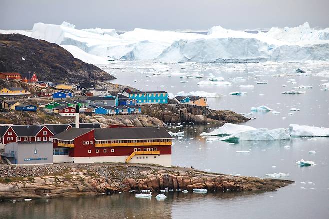 그린란드 3대 도시 중 하나인 일루리사트에 있는 호텔에서 바라본 아이스 피오르드의 웅장한 모습. 피오르드의 총길이는 70여 km에 이른다.