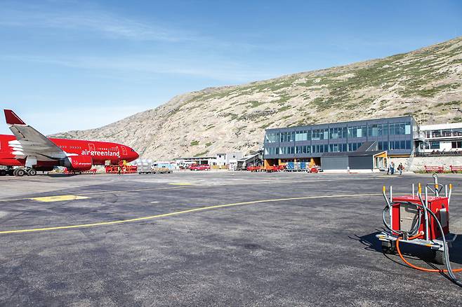 일루리사트에 착륙한 에어그린란드 여객기.