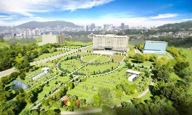 '용산시대'를 열게 된 새 대통령실 공간은 어떤 모습일까. 윤석열 대통령 당선인이 취임 후 집무실을 서울 용산구 국방부 청사로 옮기는 계획을 확정하면서 그에 따른 집무실과 주변 공간 구성 방안에 관심이 쏠린다. 윤 당선인과 인수위 측이 20일 기자회견에서 발표한 내용을 종합하면 국방부 청사 건물에는 대통령 집무실, 비서실과 함께 기자실이 들어선다. 사진은 이날 공개된 조감도. 인수위 제공