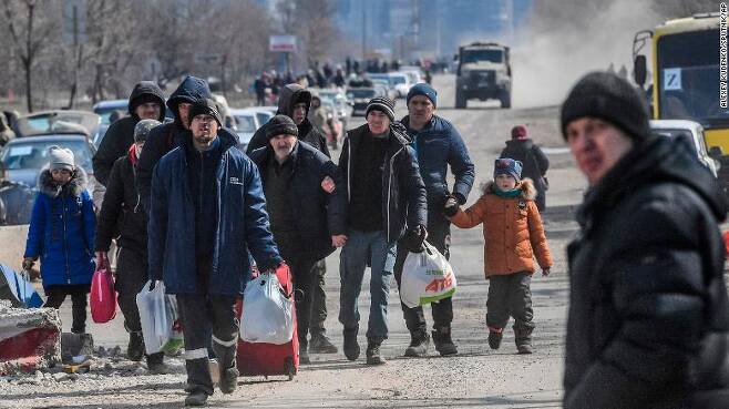 러시아가 우크라이나 마리우폴 함락을 코앞에 둔 가운데, 마리우폴 주민들이 대피하고 있다. 사진=로이터 연합뉴스