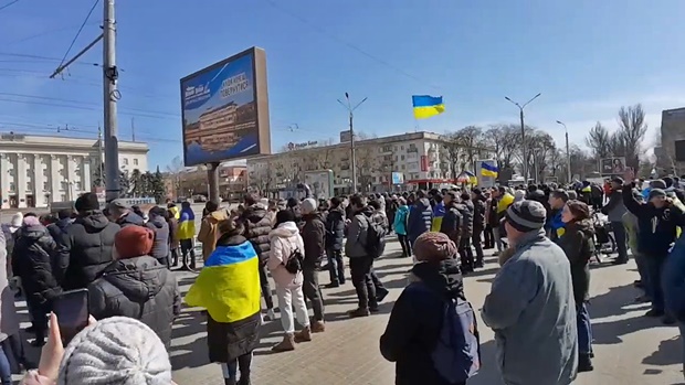 헤르손 시민 수백 명은 지난 3일 러시아군 점령 이후 매일 같이 반전 시위를 벌이고 있다. 스보디 광장에 함께 모여 우크라이나 국가를 부르고 “우크라이나에 영광을, 적에게 죽음을” 등의 구호를 외친다. 러시아군을 맨몸으로 막아서며 퇴각을 요구한다.