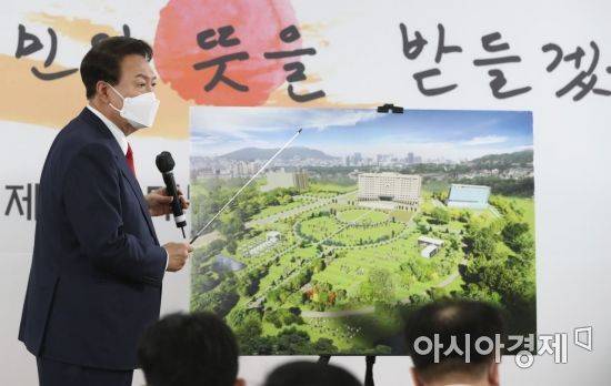 윤석열 대통령 당선인이 20일 서울 종로구 삼청동 한국금융연수원 별관에 마련된 대통령직인수위원회로 청와대 대통령 집무실의 용산 국방부 청사 이전 관련 기자회견을 위해 들어가고 있다./윤동주 기자 doso7@