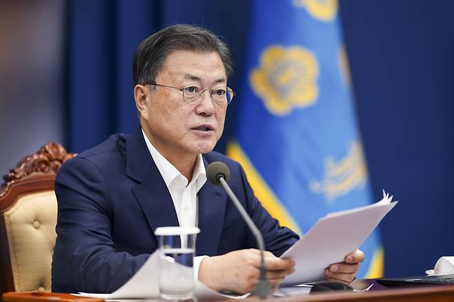 문재인 대통령이 22일 청와대 여민관에서 열린 영상국무회의에서 모두발언을 하고 있다. /청와대