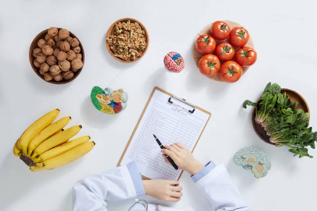 건강하게 살 빼려면 운동과 함께 권장 섭취량에 맞춘 식단을 짜는 것이 필수다./사진=클립아트코리아