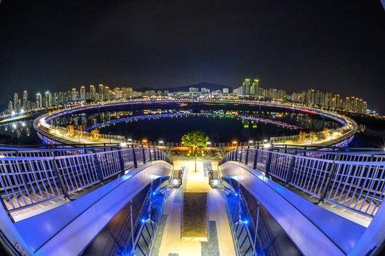 금강보행교 북측 전망대에서 바라본 전경. 강 건너 남측으로 세종시 청사가 있다. 걷기 전용인 이 다리는 원형으로 건설됐다. [사진 LH세종특별본부]