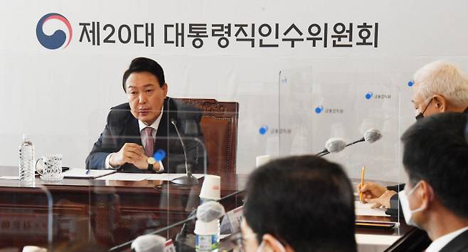 윤석열 대통령 당선인이 22일 오전 서울 종로구 통의동 대통령직 인수위원회 사무실에서 인수위 간사단 회의를 주재하고 있다. 국회사진기자단