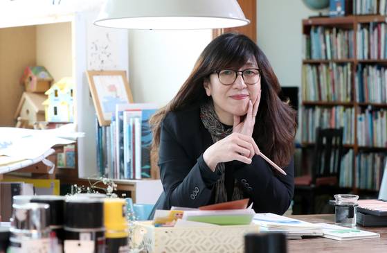 Suzy Lee at her office in Gwangjin District, easten Seoul, during an interview with the JoongAng Ilbo [JOONGANG ILBO]