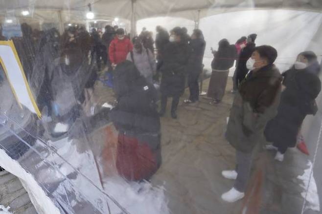 7일 서울 마포구보건소 선별진료소에서 시민들이 검사를 받기 위해 대기하고 있다. 사진=임형택 기자