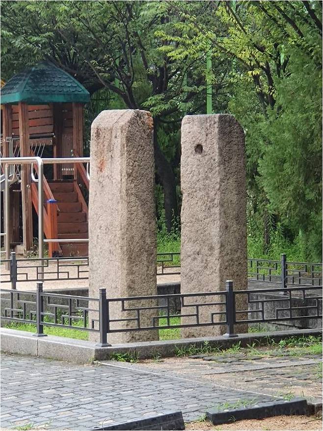 장의사터 당간지주(세검정초등학교 운동장) [사진 제공 = 기호철 문화유산연구소 길 소장]