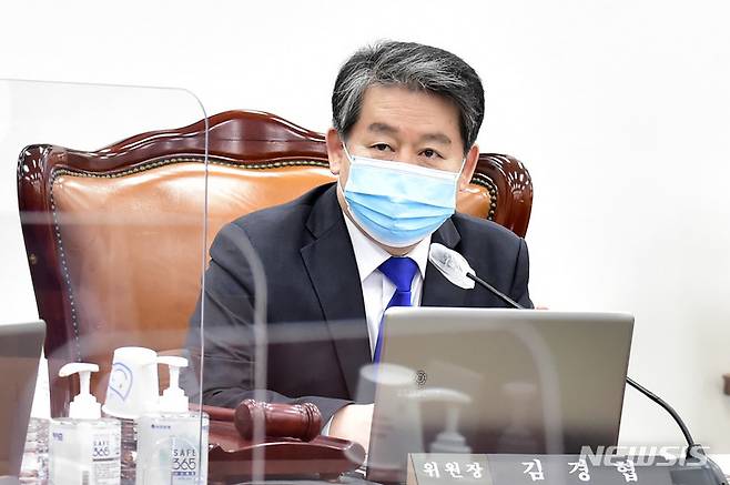 [서울=뉴시스] 최동준 기자 = 1일 서울 여의도 국회에서 열린 정보위원회의 사이버작전사령부에 대한 국정감사에서 김경협 위원장이 발언하고 있다. (공동취재사진) 2021.11.01. photo@newsis.com