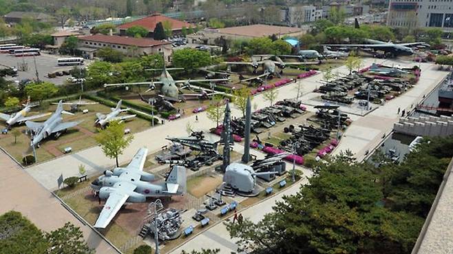 전쟁기념관 본관 오른쪽의 야외 전시장. 폭격기, 각종 전투기, 전차, 미사일 등이 전시돼 있다.