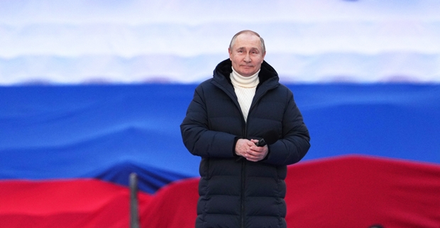 18일(현지시간) 러시아 모스크바 루즈니키 경기장에서 크림반도 병합 8주년 기념행사가 열렸다. 이 자리에서 블라디미르 푸틴 러시아 대통령은 우크라이나에 대한 ‘특별군사작전’의 목표를 또 한 번 강조했다. 외신은 명품으로 치장한 푸틴 대통령의 의상을 지적하며 조롱을 이어갔다./로이터 연합뉴스