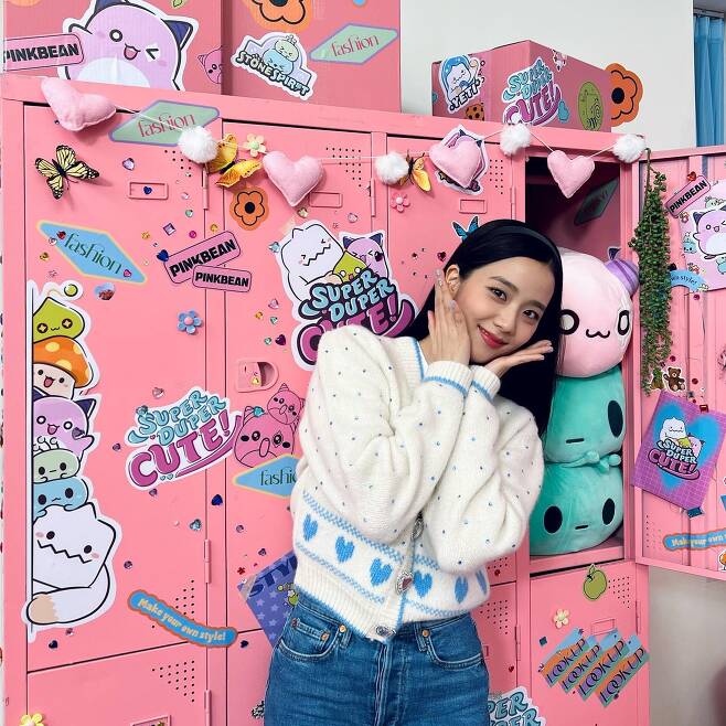 BLACKPINK (BLACKPINK) JiSoo reported on the current situation.On the afternoon of the 22nd, JiSoo posted a picture on his instagram with an article entitled Pink Bin Room I liked so much.In the open photo, JiSoo poses in front of a pink locker staring at the camera.Many people are attracted to his charm, which emits beauty even in heart-trimmed cardigans and jeans.Meanwhile, JiSoo, who was born in 1995 and is 27 years old, made his debut as a member of BLACKPINK in 2016 and has recently been named an ambassador of the game Maple Story.Photo: JiSoo Instagram