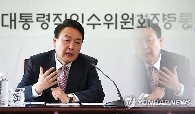 인수위 간사단 회의 주재하는 윤석열 당선인 (서울=연합뉴스) 윤석열 대통령 당선인이 22일 오전 서울 종로구 통의동 대통령직 인수위원회 사무실에서 인수위 간사단 회의를 주재하고 있다. 2022.3.22 [국회사진기자단] srbaek@yna.co.kr