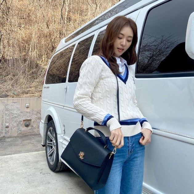 Actor Lee Yeon-hee showed off her sweet charmLee Yeon-hee posted a photo on her Instagram page on Sunday with the caption: Spring on the set.Lee Yeon-hee in the photo was dressed in a V-neck knit, shirt and jeans, a jacket and H-line skirt.Lee Yeon-hees calm and innocent atmosphere attracts attention.Lee Yeon-hee marriages with non-entertainers in June 2020; Lee Yeon-hee stars in the original Kakao TV series Marriage White Paper.