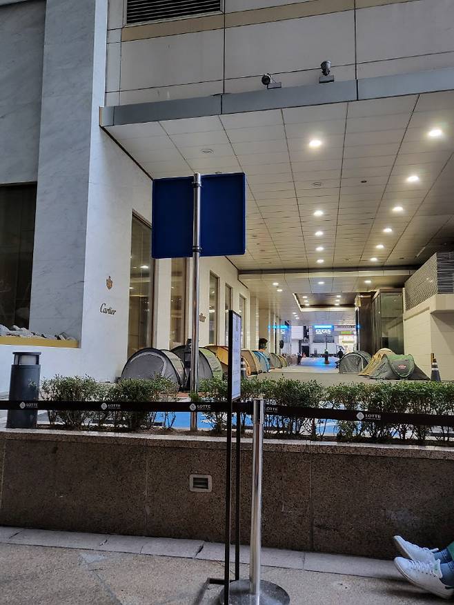 ▲롯데백화점 본점 오픈런 텐트족. (사진=제보)