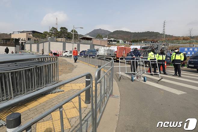 박근혜 전 대통령 귀향과 입주를 하루 앞둔 23일 오후 대구 달성군 사저 주변에 펜스가 설치되고 있다. 2022.3.23/뉴스1 © News1 공정식 기자