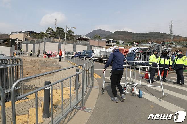 박근혜 전 대통령 귀향과 입주를 하루 앞둔 23일 오후 대구 달성군 사저 주변에 펜스가 설치되고 있다. 2022.3.23/뉴스1 © News1 공정식 기자