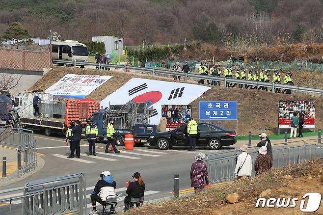 박근혜 전 대통령 귀향과 입주를 하루 앞둔 23일 오후 경찰이 대구 달성군 유가읍 사저 주변에 대한 경비를 강화하고 있다. 2022.3.23/뉴스1 © News1 공정식 기자