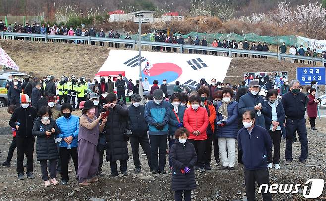18일 오후 대구 달성군 유가읍 쌍계리 사저 앞에서 열린 '박근혜 대통령 귀향 환영회'에 모인 지지자들이 박 전 대통령의 건강한 귀향을 기원하고 있다. 2022.3.18/뉴스1 © News1 공정식 기자